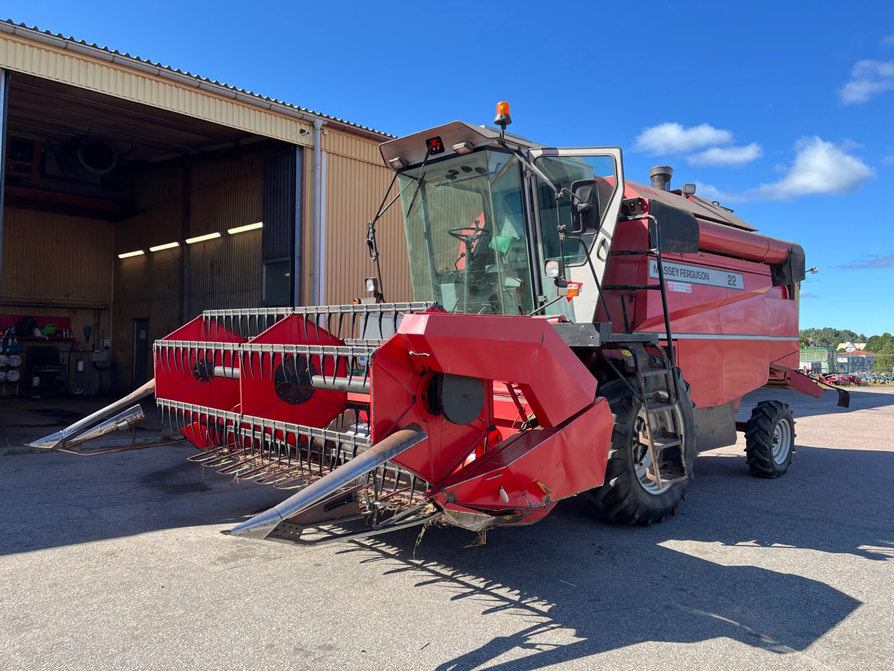 Massey Ferguson 22 - Θεριζοαλωνιστική μηχανή: φωτογραφία 1 Massey Ferguson 22 - Θεριζοαλωνιστική μηχανή: φωτογραφία 1