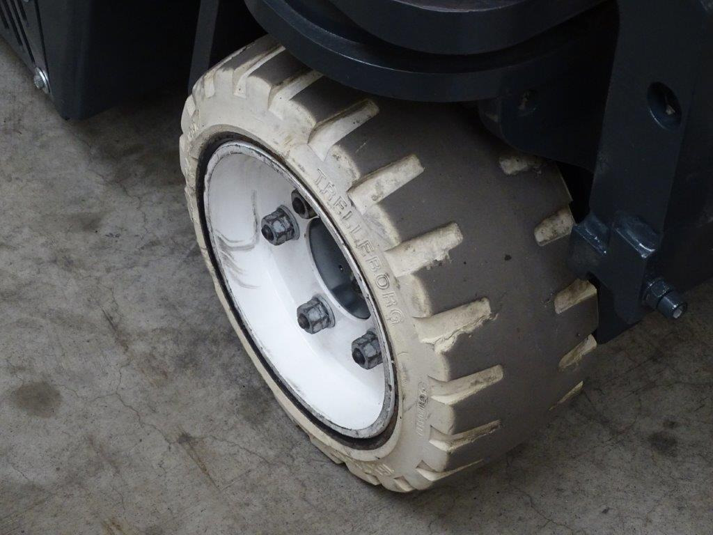 Combilift C2500CB - TRIPLEX - 4-κίνητα ανυψωτικό στενών δρόμων: φωτογραφία 2 Combilift C2500CB - TRIPLEX - 4-κίνητα ανυψωτικό στενών δρόμων: φωτογραφία 2