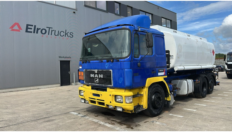 MAN 26.402 (18.000 L / 6X2 / 6 CYLINDER / FRONT STEEL / 3 COMPARTIMENTS) - Φορτηγό βυτιοφόρο: φωτογραφία 1 MAN 26.402 (18.000 L / 6X2 / 6 CYLINDER / FRONT STEEL / 3 COMPARTIMENTS) - Φορτηγό βυτιοφόρο: φωτογραφία 1