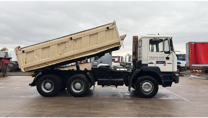 MAN 27.414 (6 CYLINDER / EURO 2 / TOP CONDITION / BONNE ETATT / GRAND PONT / LAMES / STEEL SUSP.) - Φορτηγό ανατρεπόμενο: φωτογραφία 3 MAN 27.414 (6 CYLINDER / EURO 2 / TOP CONDITION / BONNE ETATT / GRAND PONT / LAMES / STEEL SUSP.) - Φορτηγό ανατρεπόμενο: φωτογραφία 3