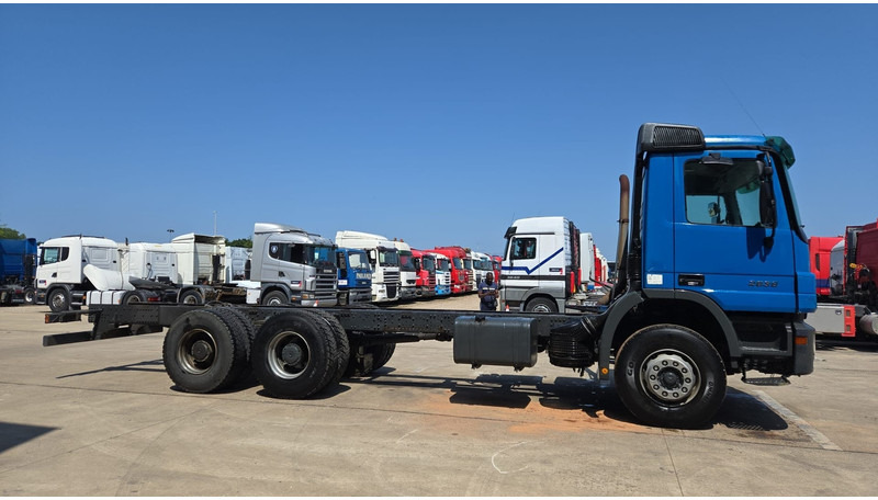 Mercedes-Benz Actros 2636 (MP2 / LAMES / STEEL SUSP. / BOITE MANUELLE / RETARDER !! / TRES PROPRE) - Φορτηγό σασί: φωτογραφία 4 Mercedes-Benz Actros 2636 (MP2 / LAMES / STEEL SUSP. / BOITE MANUELLE / RETARDER !! / TRES PROPRE) - Φορτηγό σασί: φωτογραφία 4