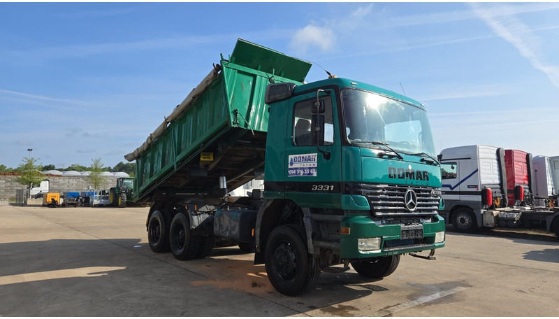 Mercedes-Benz Actros 3331 (BOITE MANUELLE / 6X6 / LAMES / GRAND PONT / V6) - Φορτηγό ανατρεπόμενο: φωτογραφία 3 Mercedes-Benz Actros 3331 (BOITE MANUELLE / 6X6 / LAMES / GRAND PONT / V6) - Φορτηγό ανατρεπόμενο: φωτογραφία 3