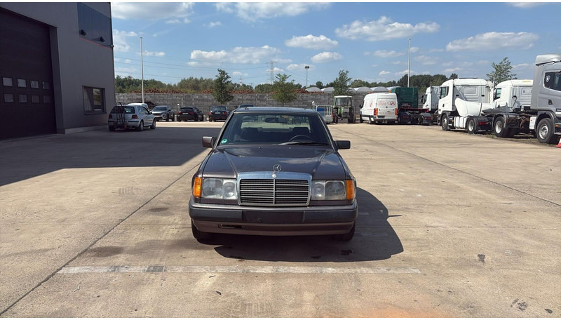 Mercedes-Benz E-Klasse 200 (GERMAN CAR / VOITURE D'ALLEMAGNE / ESSENCE / PETROL / MANUAL) - Λιμουζίνα/ Sedan: φωτογραφία 2 Mercedes-Benz E-Klasse 200 (GERMAN CAR / VOITURE D'ALLEMAGNE / ESSENCE / PETROL / MANUAL) - Λιμουζίνα/ Sedan: φωτογραφία 2