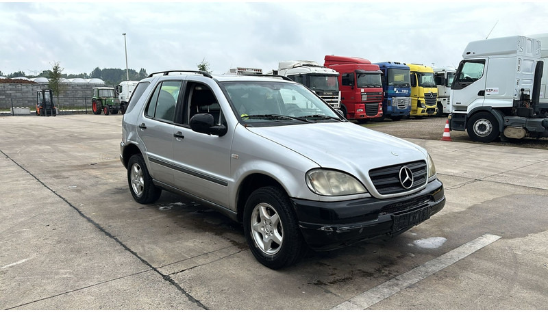 Mercedes-Benz M-Klasse ML 270 CDI - SUV: φωτογραφία 3 Mercedes-Benz M-Klasse ML 270 CDI - SUV: φωτογραφία 3