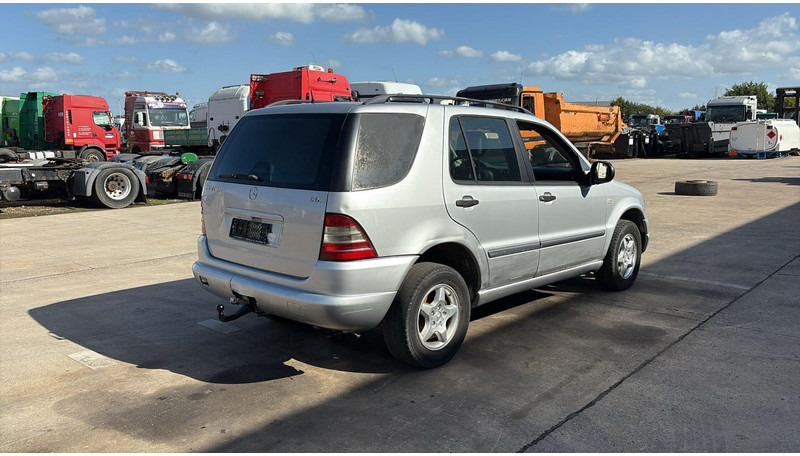 Mercedes-Benz M-Klasse ML 270 CDI - SUV: φωτογραφία 4 Mercedes-Benz M-Klasse ML 270 CDI - SUV: φωτογραφία 4