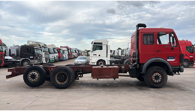 Mercedes-Benz SK 2233 (LAMES / GRAND PONT / V8 AVEC 2X TURBO / BIG AXLE) - Φορτηγό σασί: φωτογραφία 3 Mercedes-Benz SK 2233 (LAMES / GRAND PONT / V8 AVEC 2X TURBO / BIG AXLE) - Φορτηγό σασί: φωτογραφία 3