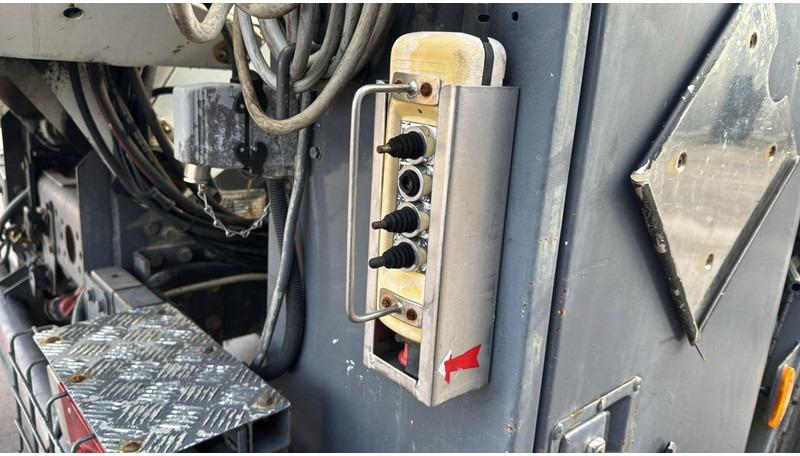 Όχημα εκκένωσης βόθρων Renault Kerax 370 (10970L / CAMION FRANCAIS / VIDANGEUR / 6X4 / LAMES / GRAND PONT): φωτογραφία 17 Όχημα εκκένωσης βόθρων Renault Kerax 370 (10970L / CAMION FRANCAIS / VIDANGEUR / 6X4 / LAMES / GRAND PONT): φωτογραφία 17