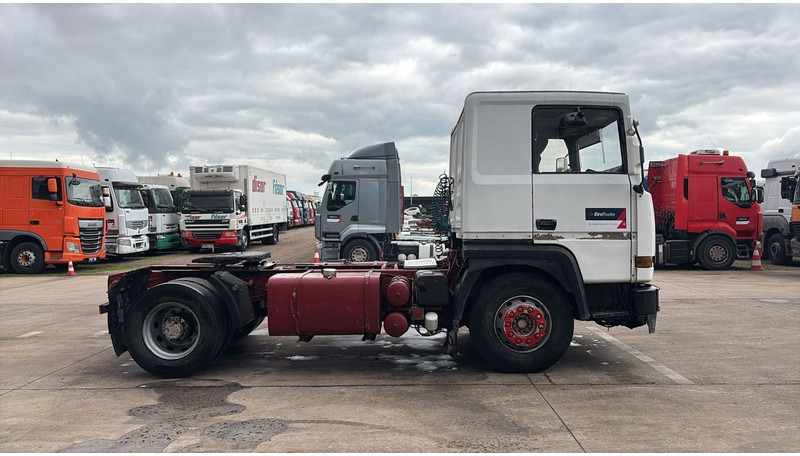 Renault R 385 Major (2 CULASSE / LAMES / GRAND PONT / STEEL SUSP. / MANUAL PUMP / POMPE MANUELLE) - Τράκτορας: φωτογραφία 3 Renault R 385 Major (2 CULASSE / LAMES / GRAND PONT / STEEL SUSP. / MANUAL PUMP / POMPE MANUELLE) - Τράκτορας: φωτογραφία 3