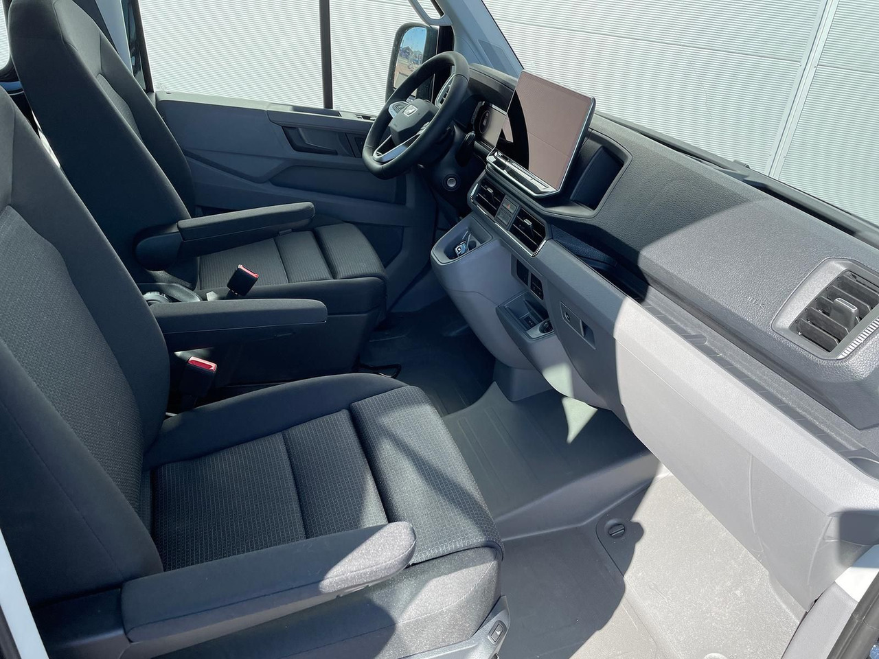 Interior photo 1: Νέα Μικρό φορτηγό με καρότσα, Διπλοκάμπινο ελαφρύ επαγγελματικό MAN TGE 3.180 Pritsche DOKA LR 4x4 ACC LED DIFF-SPER