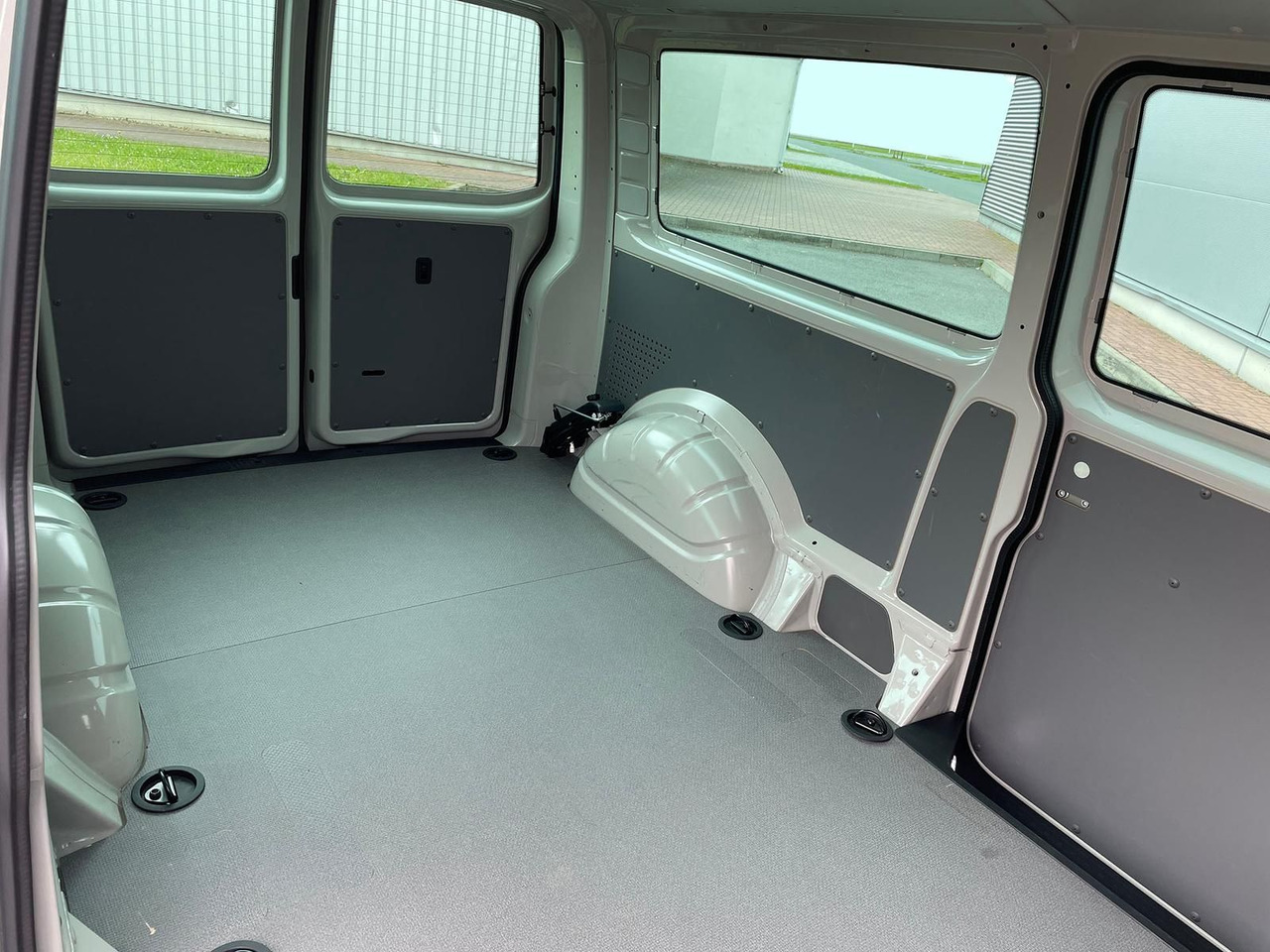 Νέα Βαν Volkswagen T6.1 Transporter 2.0 TDI lang 4MOTION SITZHZ NAV: φωτογραφία 10
