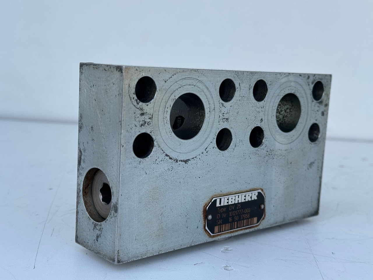 Liebherr Dämpfungsventil ID-Nr.10121777. P924 COMP, P926, R926, R916, R922, R924 COMP, R924, R926 COMP, R926, R930, R936, R946, R950 T, R960 T. #10121777.43199# - Μειωτήρας περιστροφής για Κατασκευή μηχανήματα: φωτογραφία 2 Liebherr Dämpfungsventil ID-Nr.10121777. P924 COMP, P926, R926, R916, R922, R924 COMP, R924, R926 COMP, R926, R930, R936, R946, R950 T, R960 T. #10121777.43199# - Μειωτήρας περιστροφής για Κατασκευή μηχανήματα: φωτογραφία 2