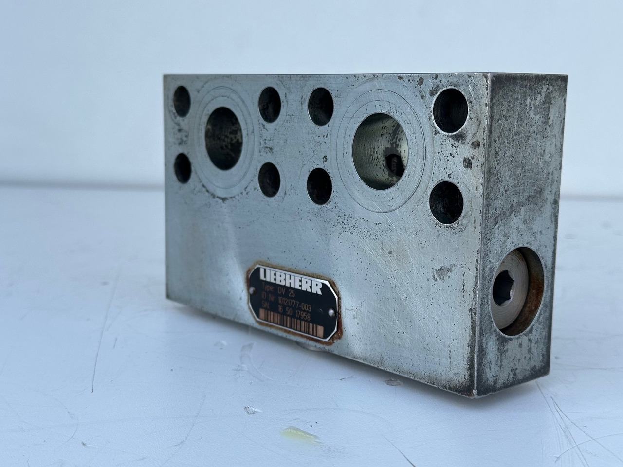 Liebherr Dämpfungsventil ID-Nr.10121777. P924 COMP, P926, R926, R916, R922, R924 COMP, R924, R926 COMP, R926, R930, R936, R946, R950 T, R960 T. #10121777.43199# - Μειωτήρας περιστροφής για Κατασκευή μηχανήματα: φωτογραφία 1 Liebherr Dämpfungsventil ID-Nr.10121777. P924 COMP, P926, R926, R916, R922, R924 COMP, R924, R926 COMP, R926, R930, R936, R946, R950 T, R960 T. #10121777.43199# - Μειωτήρας περιστροφής για Κατασκευή μηχανήματα: φωτογραφία 1