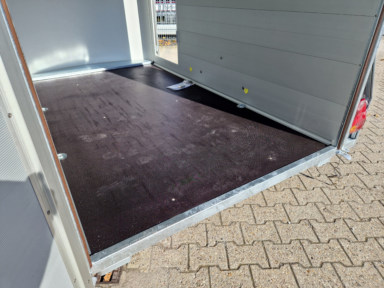 Ρυμούλκα κόφα Cargo Roadster 300 300x150x184cm Alu Poly royal blau Alufelgen darkline Pullman 1300kg 100km/H: φωτογραφία 8 Ρυμούλκα κόφα Cargo Roadster 300 300x150x184cm Alu Poly royal blau Alufelgen darkline Pullman 1300kg 100km/H: φωτογραφία 8