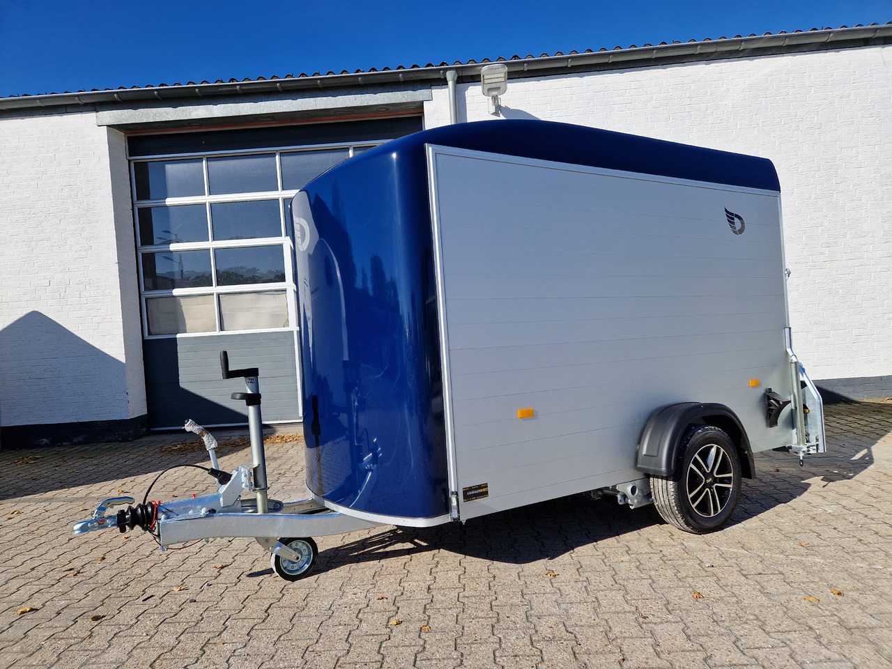 Ρυμούλκα κόφα Cargo Roadster 300 300x150x184cm Alu Poly royal blau Alufelgen darkline Pullman 1300kg 100km/H: φωτογραφία 10 Ρυμούλκα κόφα Cargo Roadster 300 300x150x184cm Alu Poly royal blau Alufelgen darkline Pullman 1300kg 100km/H: φωτογραφία 10