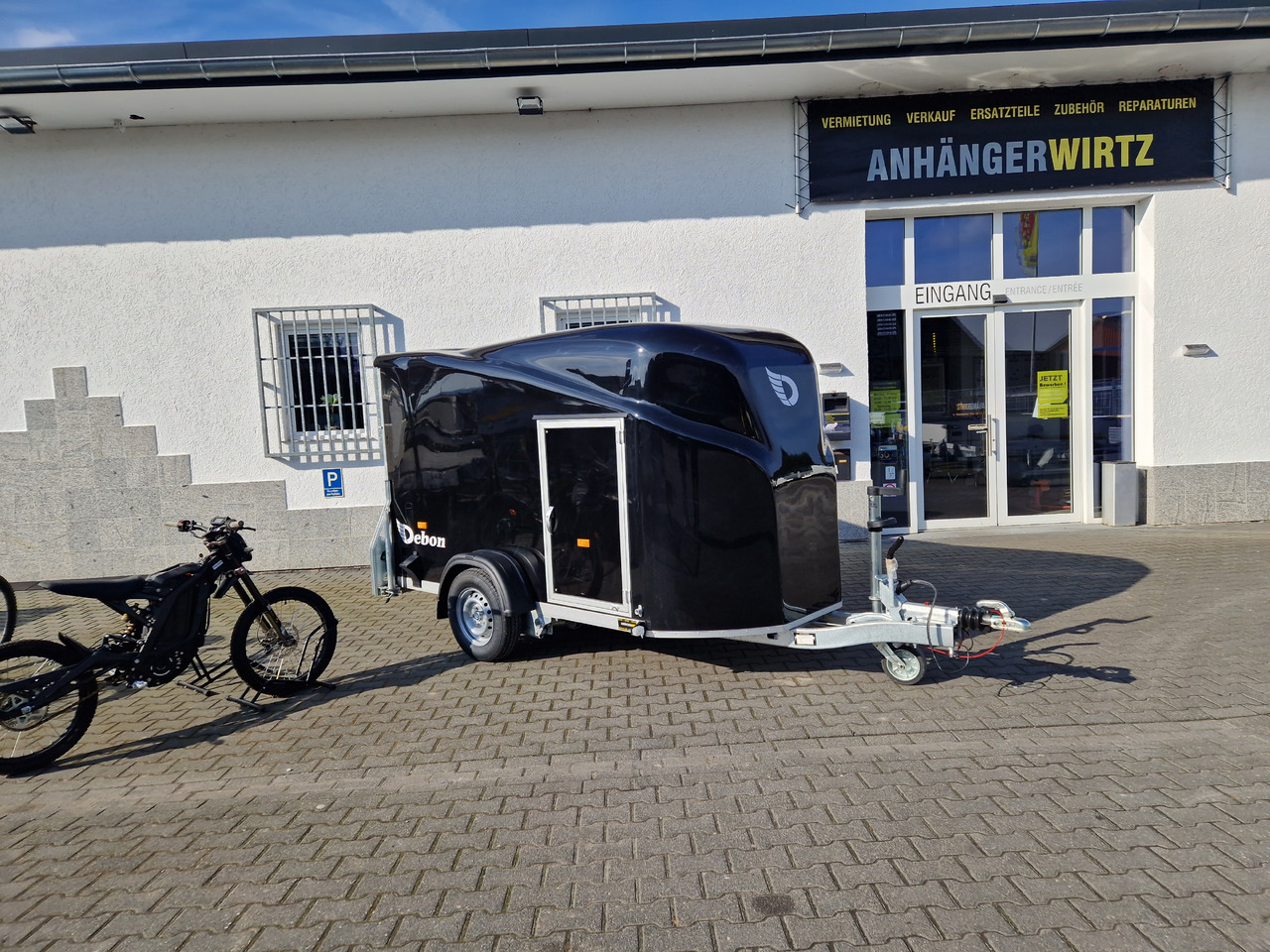 Debon Cargo 1300 300x152x168cm black Seitentür aerodynamik Pullman II 100km/H 1300kg Februar Aktion - Ρυμούλκα κόφα: φωτογραφία 1 Debon Cargo 1300 300x152x168cm black Seitentür aerodynamik Pullman II 100km/H 1300kg Februar Aktion - Ρυμούλκα κόφα: φωτογραφία 1