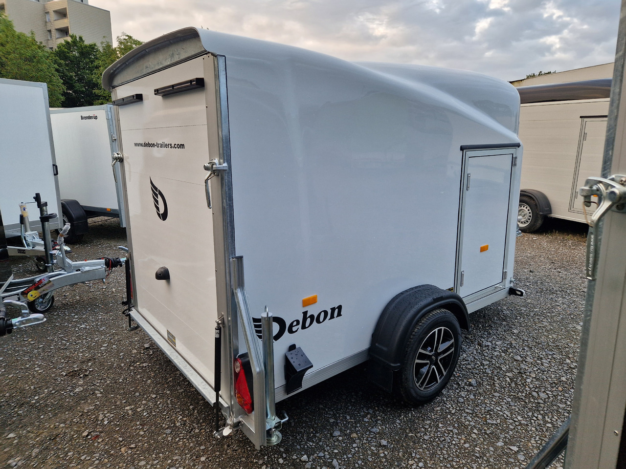 Debon Cargo 1300 300x152x168cm white Alufelgen Seitentür Pullman 100km/H 1300kg Modell 2024 - Ρυμούλκα κόφα: φωτογραφία 2 Debon Cargo 1300 300x152x168cm white Alufelgen Seitentür Pullman 100km/H 1300kg Modell 2024 - Ρυμούλκα κόφα: φωτογραφία 2