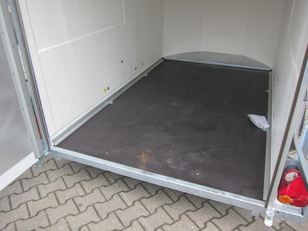 Debon Cargo 1300 300x152x168cm white Alufelgen darkline aerodynamik Pullman II 100km/H 1300kg - Ρυμούλκα κόφα: φωτογραφία 4 Debon Cargo 1300 300x152x168cm white Alufelgen darkline aerodynamik Pullman II 100km/H 1300kg - Ρυμούλκα κόφα: φωτογραφία 4