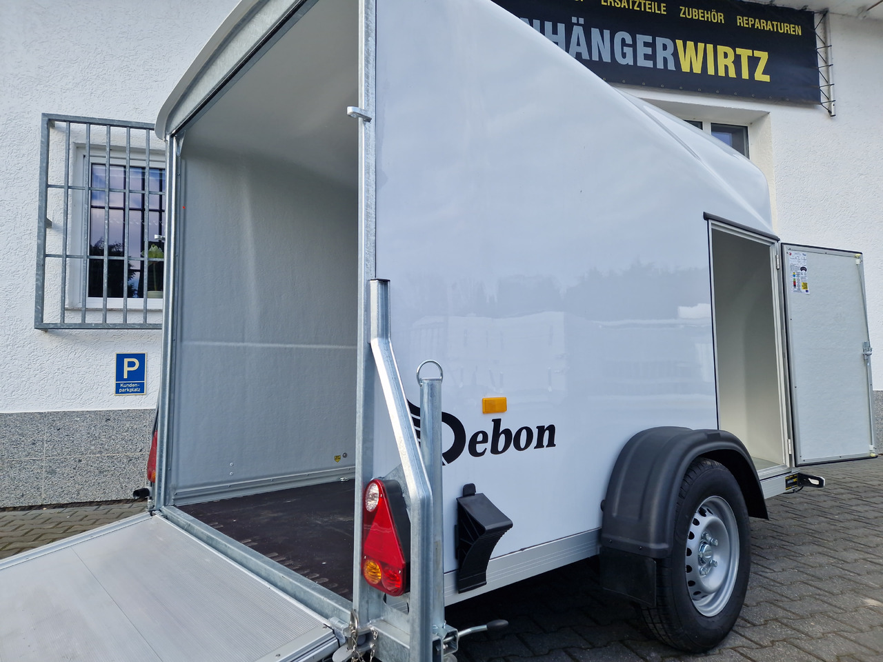 Debon Cargo 1300 300x152x168cm white Seitentür Pullman II 100km/H 1300kg Modell 2025 - Ρυμούλκα κόφα: φωτογραφία 4 Debon Cargo 1300 300x152x168cm white Seitentür Pullman II 100km/H 1300kg Modell 2025 - Ρυμούλκα κόφα: φωτογραφία 4