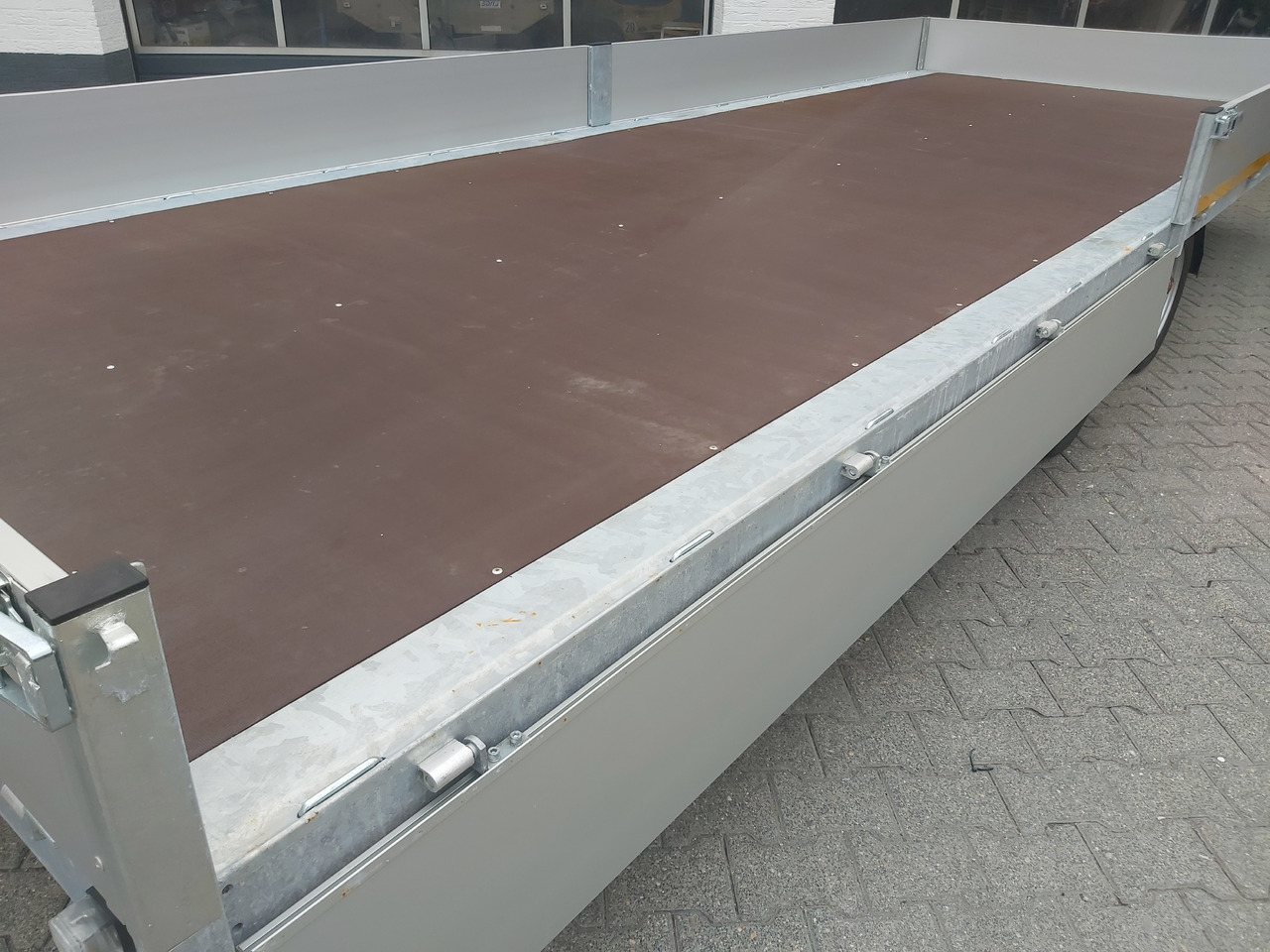 Hochlader 556x200x30cm 13" niedrig Fahrwerk 3500kg Abverkauf Aktion - Τρέιλερ πλατφόρμα/ Καρότσα: φωτογραφία 4 Hochlader 556x200x30cm 13" niedrig Fahrwerk 3500kg Abverkauf Aktion - Τρέιλερ πλατφόρμα/ Καρότσα: φωτογραφία 4