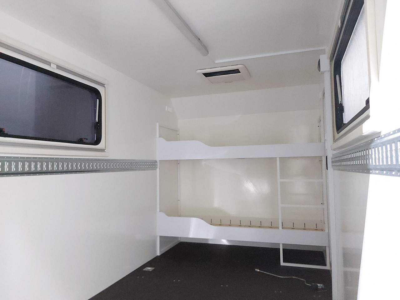 Koffer Sport Camp TFS 360.01 360x200x210cm aero Seitentür Heckrampe Fenster Bett (L) 100kmH 1300kg - Ρυμουλκούμενο τροχόσπιτο: φωτογραφία 3 Koffer Sport Camp TFS 360.01 360x200x210cm aero Seitentür Heckrampe Fenster Bett (L) 100kmH 1300kg - Ρυμουλκούμενο τροχόσπιτο: φωτογραφία 3