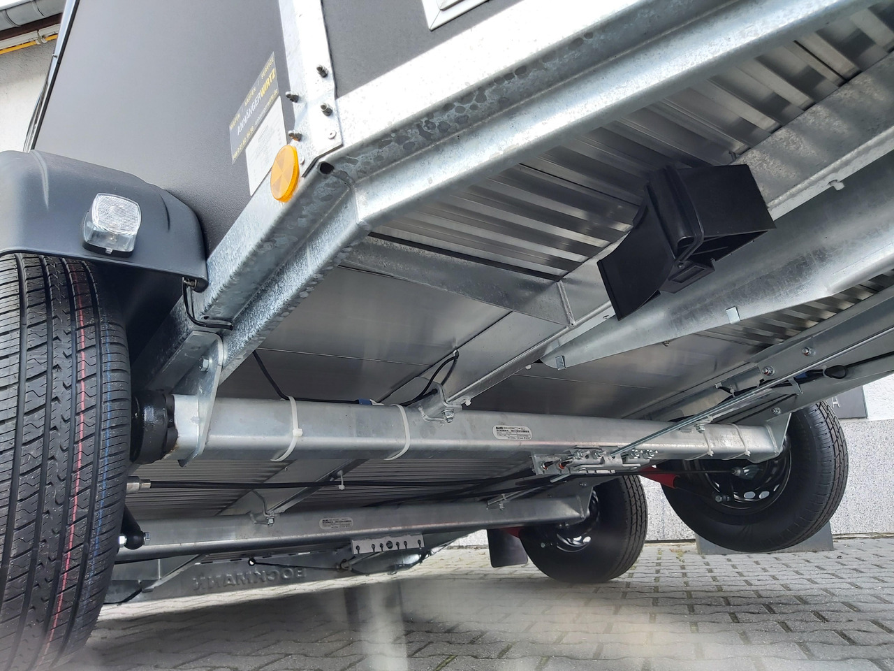 Pferdeanhänger Böckmann DUO Esprit silver black Sattelkammer Aluboden TS 100km/H 2400kg - Τρέιλερ μεταφοράς αλόγων: φωτογραφία 1 Pferdeanhänger Böckmann DUO Esprit silver black Sattelkammer Aluboden TS 100km/H 2400kg - Τρέιλερ μεταφοράς αλόγων: φωτογραφία 1