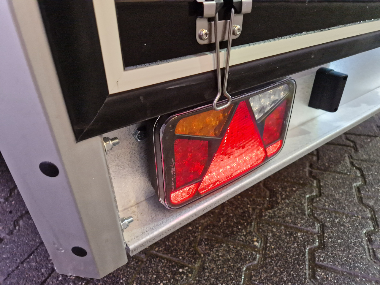 Ρυμούλκα κόφα Variant 2517 C4 Edition black 346x168x188cm Alufelgen 2500kg 100 km/H: φωτογραφία 8 Ρυμούλκα κόφα Variant 2517 C4 Edition black 346x168x188cm Alufelgen 2500kg 100 km/H: φωτογραφία 8