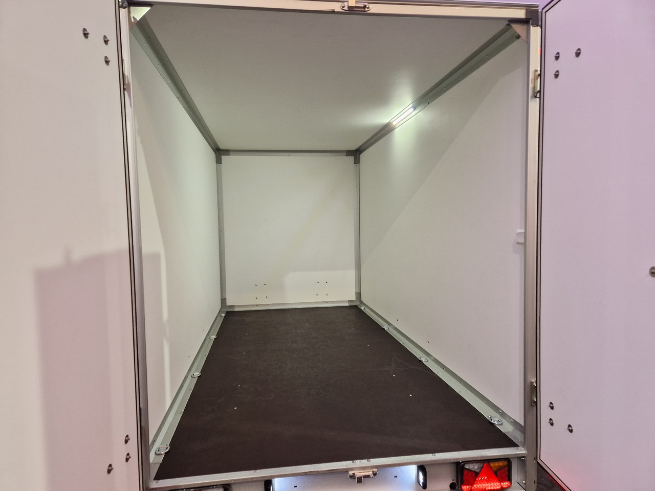 Ρυμούλκα κόφα Variant 2517 C4 Edition black 346x168x188cm Alufelgen 2500kg 100 km/H: φωτογραφία 6 Ρυμούλκα κόφα Variant 2517 C4 Edition black 346x168x188cm Alufelgen 2500kg 100 km/H: φωτογραφία 6