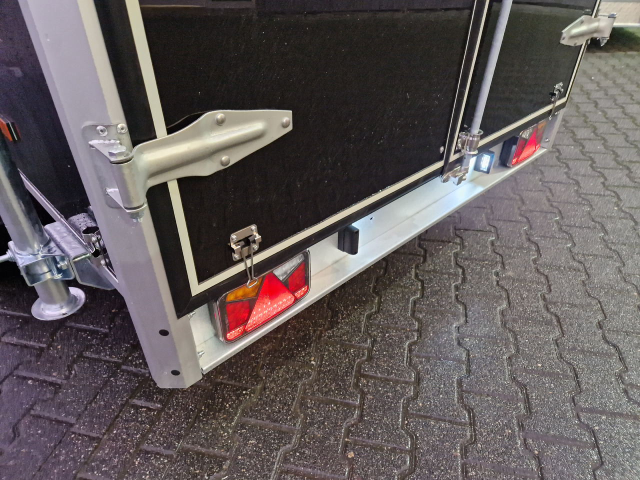 Ρυμούλκα κόφα Variant 2517 C4 Edition black 346x168x188cm Alufelgen 2500kg 100 km/H: φωτογραφία 7 Ρυμούλκα κόφα Variant 2517 C4 Edition black 346x168x188cm Alufelgen 2500kg 100 km/H: φωτογραφία 7