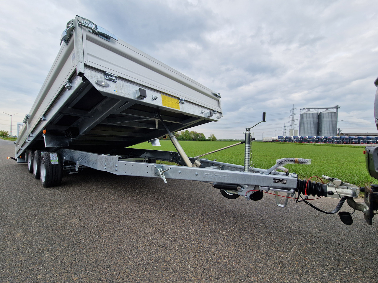 Variant Maschinentransporter 3553 UX Maxi Load LED Tridem Parabelfeder 3500kg Modell 2024 - Ρυμούλκα ανατρεπόμενο: φωτογραφία 2 Variant Maschinentransporter 3553 UX Maxi Load LED Tridem Parabelfeder 3500kg Modell 2024 - Ρυμούλκα ανατρεπόμενο: φωτογραφία 2