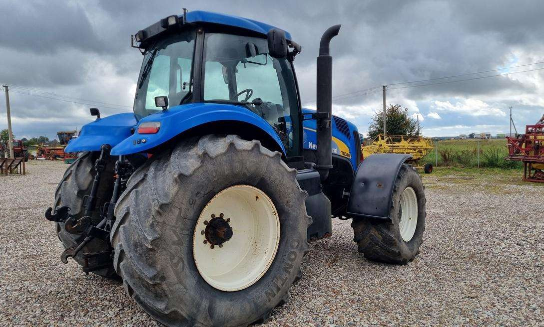 New Holland T8040 - Τρακτέρ: φωτογραφία 4 New Holland T8040 - Τρακτέρ: φωτογραφία 4