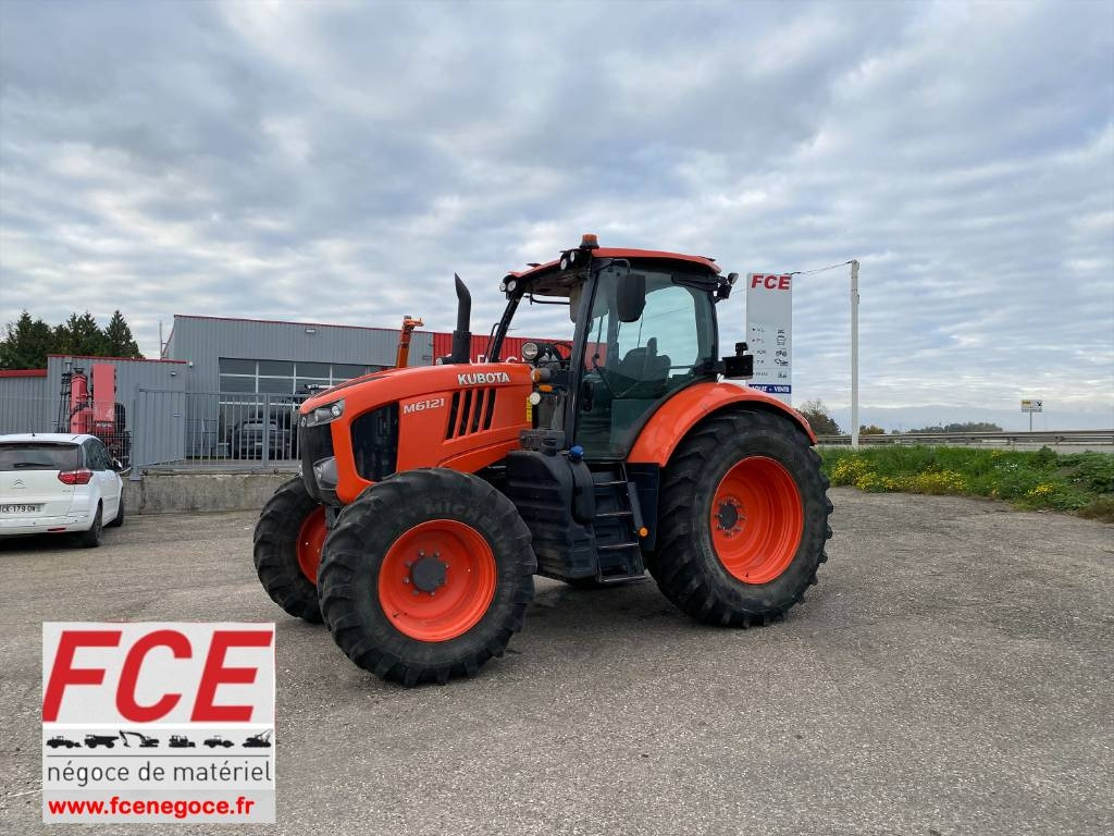 Kubota M6121 Carte Grise Française endommagé - Τρακτέρ: φωτογραφία 1 Kubota M6121 Carte Grise Française endommagé - Τρακτέρ: φωτογραφία 1