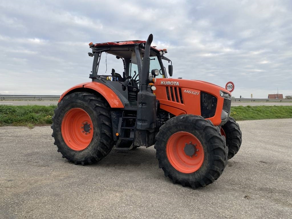 Kubota M6121 Carte Grise Française endommagé - Τρακτέρ: φωτογραφία 3 Kubota M6121 Carte Grise Française endommagé - Τρακτέρ: φωτογραφία 3