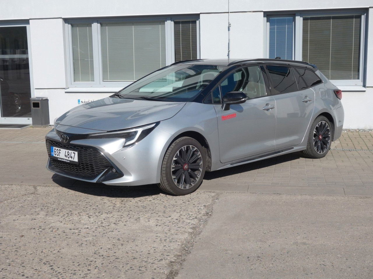 Toyota Corolla Touring 2,0 Hybrid GR Sport - Station wagon: φωτογραφία 1 Toyota Corolla Touring 2,0 Hybrid GR Sport - Station wagon: φωτογραφία 1
