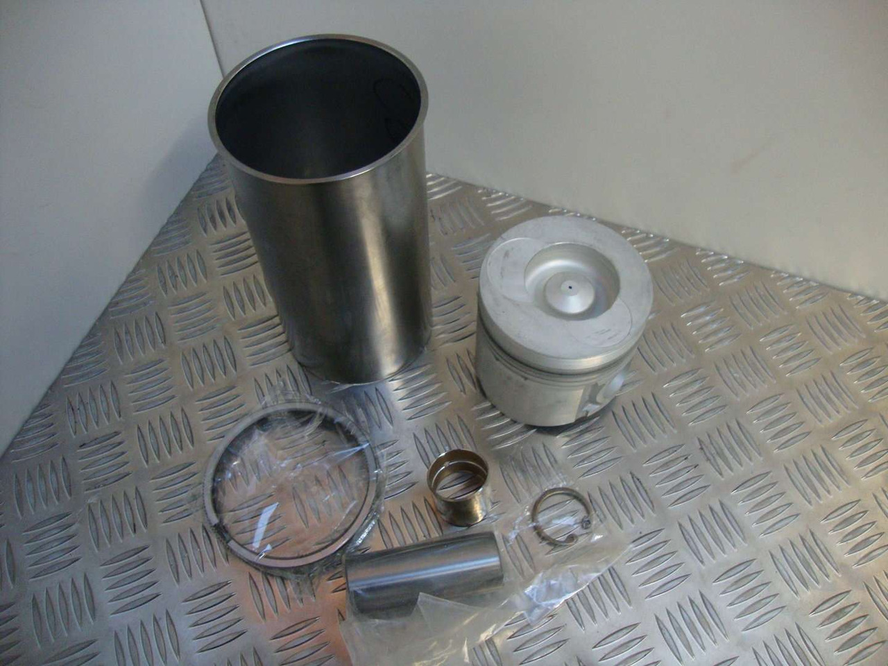 Isuzu 6BG1T Piston Liner kit 02/802338 Engine overhaul kit - Κινητήρας και ανταλλακτικά για Κατασκευή μηχανήματα: φωτογραφία 1 Isuzu 6BG1T Piston Liner kit 02/802338 Engine overhaul kit - Κινητήρας και ανταλλακτικά για Κατασκευή μηχανήματα: φωτογραφία 1