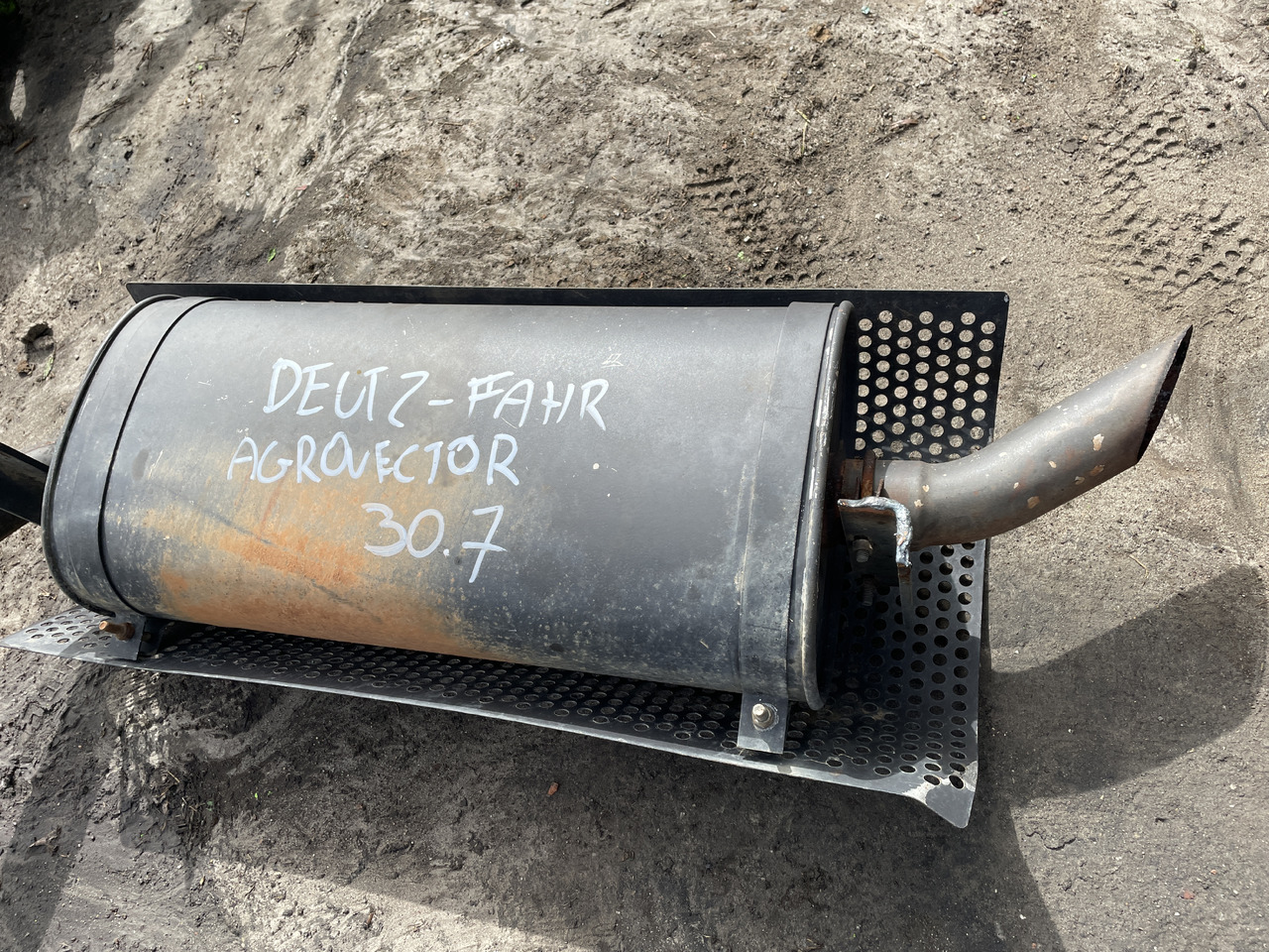 Deuzt-Fahr Agrovector 30.7 - tłumik tłumnik końćowy - Σιγαστήρας για Γεωργικά μηχανήματα: φωτογραφία 2 Deuzt-Fahr Agrovector 30.7 - tłumik tłumnik końćowy - Σιγαστήρας για Γεωργικά μηχανήματα: φωτογραφία 2