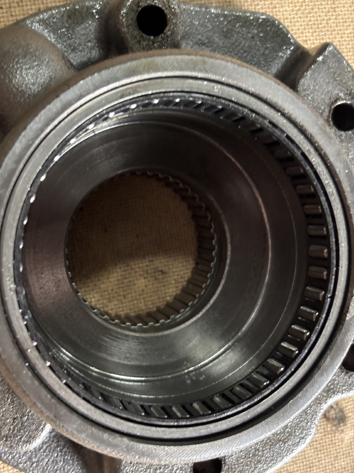 John Deere 6910, 6910S Obudowa Pompy Oleju Łożyska R109001 JD10269 R108926 R108928 - Αντλίας λαδιού για Τρακτέρ: φωτογραφία 2 John Deere 6910, 6910S Obudowa Pompy Oleju Łożyska R109001 JD10269 R108926 R108928 - Αντλίας λαδιού για Τρακτέρ: φωτογραφία 2