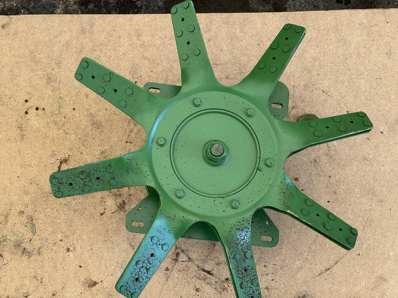 John Deere piasta + wiatrak wentylator fan H128327 - Ανεμιστήρας για Γεωργικά μηχανήματα: φωτογραφία 5 John Deere piasta + wiatrak wentylator fan H128327 - Ανεμιστήρας για Γεωργικά μηχανήματα: φωτογραφία 5