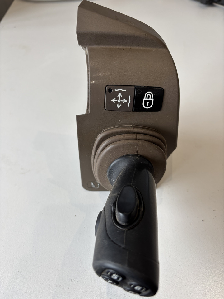 John Deere seria 6000 7000 8000 R - joystick 5-funkcyjny CommandARM RE573554 - Λεβιές ταχύτητων για Γεωργικά μηχανήματα: φωτογραφία 1 John Deere seria 6000 7000 8000 R - joystick 5-funkcyjny CommandARM RE573554 - Λεβιές ταχύτητων για Γεωργικά μηχανήματα: φωτογραφία 1