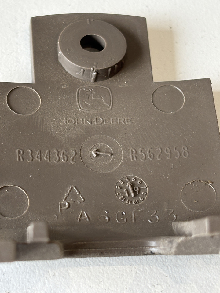 John Deere seria 6000 7000 8000 R - osłona mocowania wyświetlacza R344362 - Καμπίνα και εσωτερικό για Γεωργικά μηχανήματα: φωτογραφία 3 John Deere seria 6000 7000 8000 R - osłona mocowania wyświetlacza R344362 - Καμπίνα και εσωτερικό για Γεωργικά μηχανήματα: φωτογραφία 3