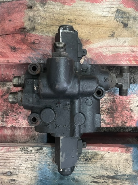 Rozdzielacz podnośnika bosch zetor 10413902 , 1525100139 - Υδραυλική βαλβίδα για Γεωργικά μηχανήματα: φωτογραφία 2 Rozdzielacz podnośnika bosch zetor 10413902 , 1525100139 - Υδραυλική βαλβίδα για Γεωργικά μηχανήματα: φωτογραφία 2