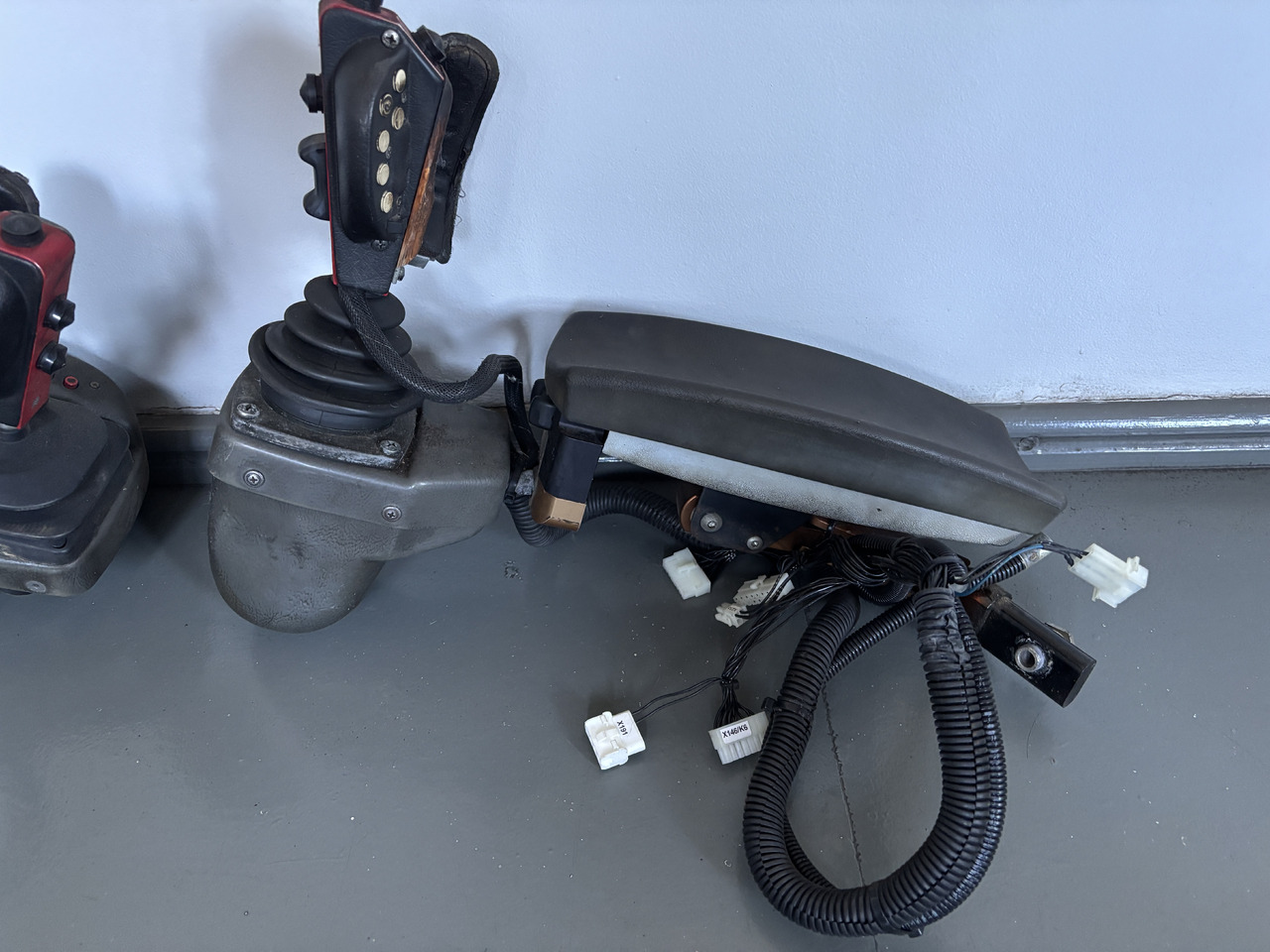 Valmet Harvester - joystick z podłokietnikiem - sterowanie - Λεβιές ταχύτητων για Γεωργικά μηχανήματα: φωτογραφία 1 Valmet Harvester - joystick z podłokietnikiem - sterowanie - Λεβιές ταχύτητων για Γεωργικά μηχανήματα: φωτογραφία 1
