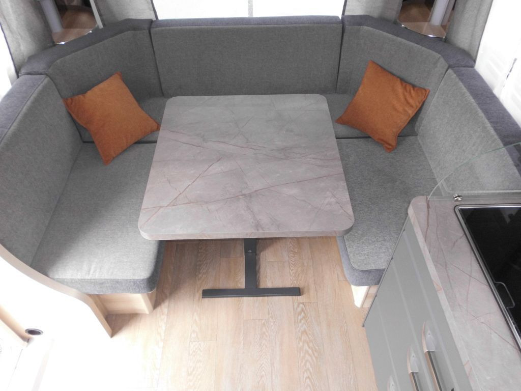 Ρυμουλκούμενο τροχόσπιτο Hobby De Luxe 460 UFe 2026 1500kg. Ambiente: φωτογραφία 6