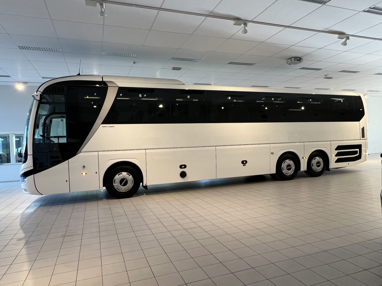 MAN Lions Coach R08 Euro 6E (Dark Edition) - Πούλμαν: φωτογραφία 4 MAN Lions Coach R08 Euro 6E (Dark Edition) - Πούλμαν: φωτογραφία 4