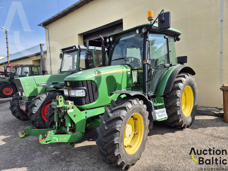 John Deere 5820 - Τρακτέρ: φωτογραφία 2 John Deere 5820 - Τρακτέρ: φωτογραφία 2