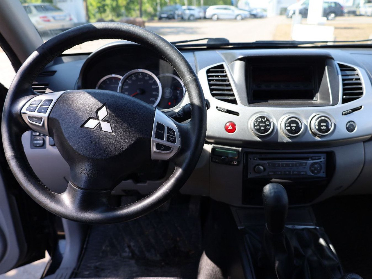 SUV Mitsubishi L200 Invite 2.5 DI: φωτογραφία 11