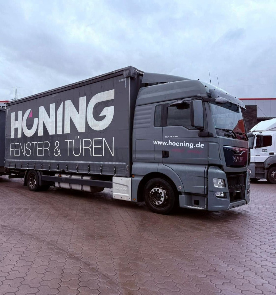 MAN TGX 18.440 LL Volumen LKW mit Staplerhalterung MAN TGX 18.440 LL Volumen LKW mit Staplerhalterung - Φορτηγό μουσαμάς: φωτογραφία 1 MAN TGX 18.440 LL Volumen LKW mit Staplerhalterung MAN TGX 18.440 LL Volumen LKW mit Staplerhalterung - Φορτηγό μουσαμάς: φωτογραφία 1