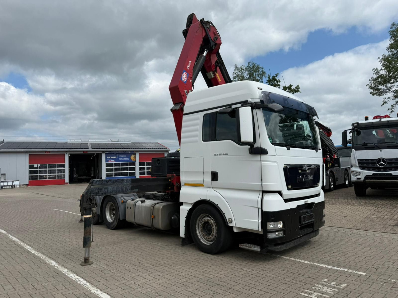 MAN TGX 26.440 6x2 mit HMF 3000-5 Kran TÜV NEU - Τράκτορας: φωτογραφία 2 MAN TGX 26.440 6x2 mit HMF 3000-5 Kran TÜV NEU - Τράκτορας: φωτογραφία 2