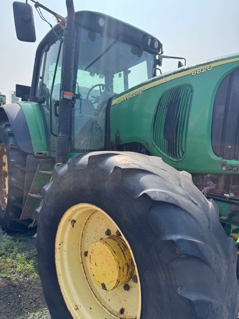 JOHN DEERE 6820 - Τρακτέρ: φωτογραφία 1 JOHN DEERE 6820 - Τρακτέρ: φωτογραφία 1