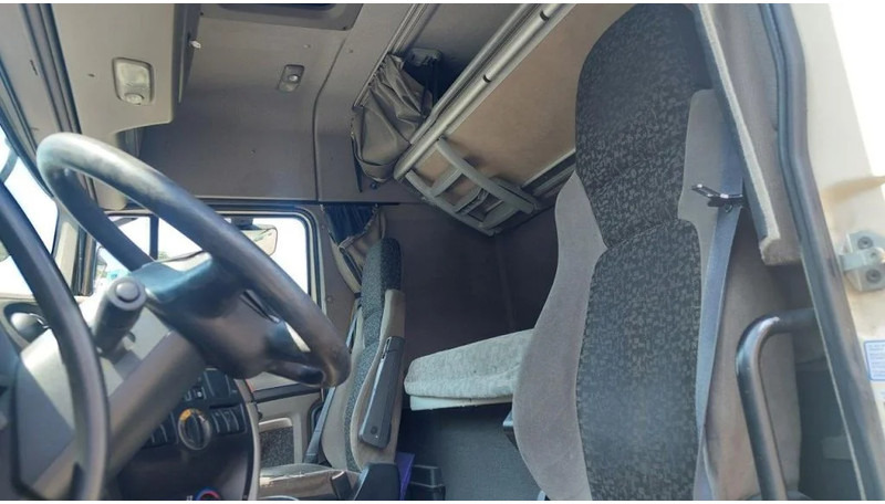Interior photo 1: Τράκτορας DAF XF 105.410 4 PIECES AVAILABLE