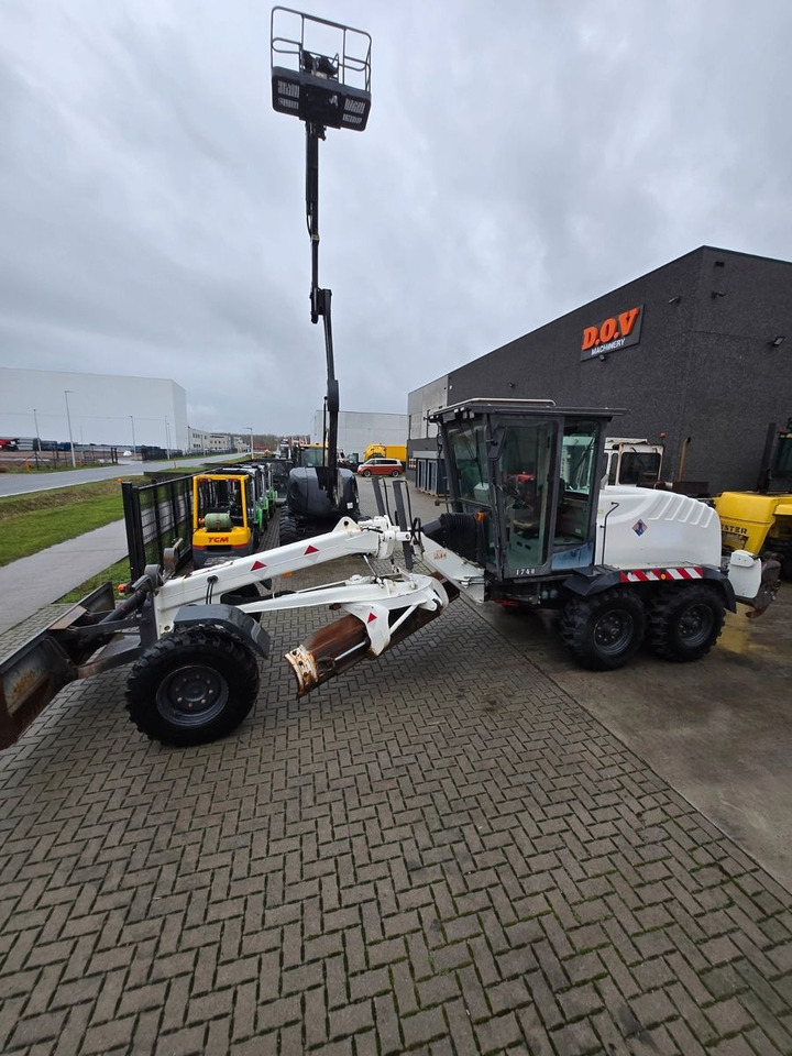 New Holland F106.6 - Γκρέιντερ: φωτογραφία 3 New Holland F106.6 - Γκρέιντερ: φωτογραφία 3